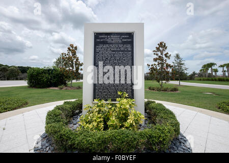 La placca al di fuori dell'ufficio amministrazione del Sarasota Cimitero Nazionale di Sarasota, Florida, Stati Uniti d'America. Foto Stock