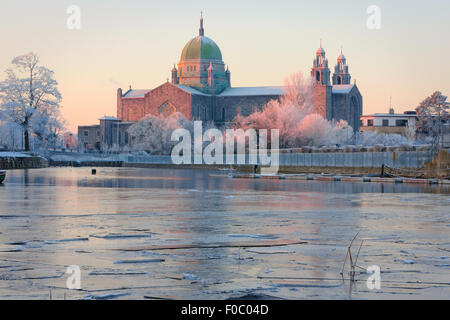 La Cattedrale di Galway in primo sunlights e fiume Corrib coperta da ghiaccio al freddo inverno mattina Foto Stock