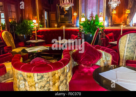 Parigi, Francia, all'interno dell'Hotel Costes, Bar francese e sala Lounge Bar, comode sedie, eleganti interni anni '50, salone parigino Foto Stock
