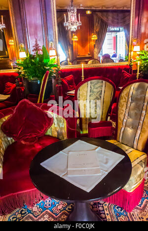 Parigi, Francia, all'interno del lussuoso 'Costes Hotel', Bar Francese e Sala Lounge, Sedie confortevoli, Salone parigino Foto Stock