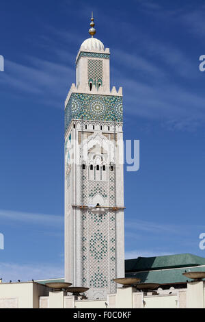 Basso angolo vista del minareto alla Moschea di Hassan II contro il cielo blu Foto Stock