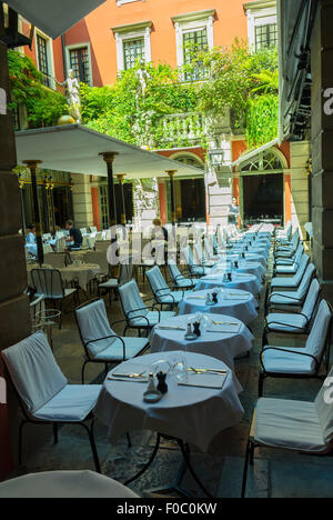 Parigi, Francia, Luxury 'Hotel Costes', French Fancy Restaurant Terrace, Empty, Outside in Garden, ristorante dal design moderno all'aperto, ristorante elegante, arredi di design, cene di lusso, viaggi esclusivi, ristorante francese con cucina illustrativa Foto Stock