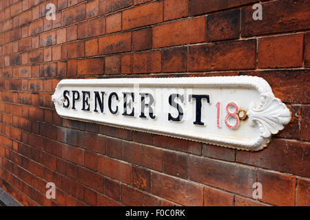 Metallo vittoriano strada segno per Spencer street su edificio in mattoni rossi in il Jewellery Quarter Birmingham REGNO UNITO Foto Stock