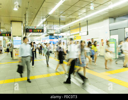 Stazione di Shinjuku a mattinata intensa, ora,Shinjuku-Ku,Tokyo Giappone Foto Stock