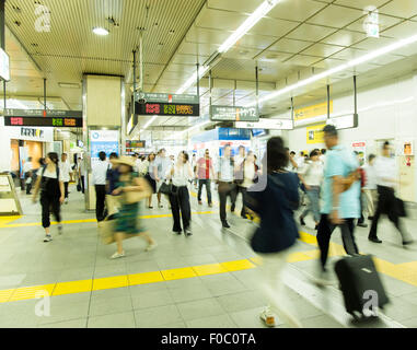 Stazione di Shinjuku a mattinata intensa, ora,Shinjuku-Ku,Tokyo Giappone Foto Stock