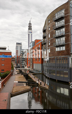 Birmingham bcn canal e serrature attraverso il city centre REGNO UNITO Foto Stock