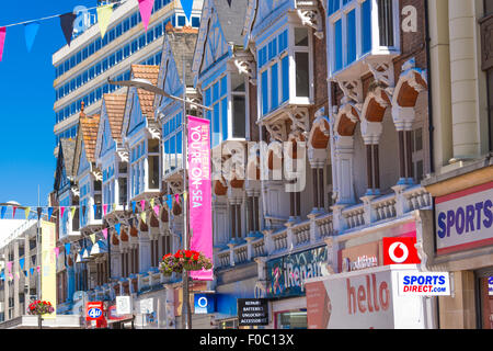 Fila di Victorian shop fronti a Southend-on-Sea High Street con striscioni e pavese Foto Stock