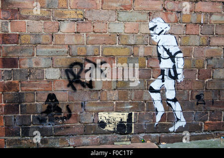 Graffiti pittura di uno stormtrooper nello stile di Banksy da 'La chiave' (BostonBanksy) Dolphin Lane Boston Lincolnshire, Inghilterra Foto Stock