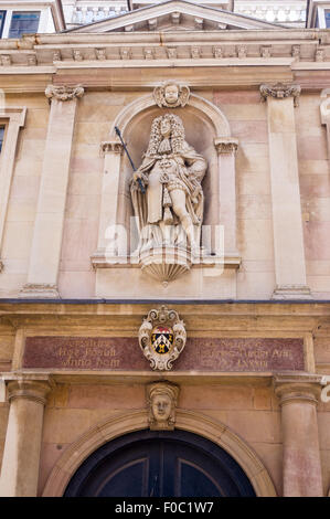 Statua di Carlo II sopra la porta del Custom House da Henry Bell, 1685, Hereford, King's Lynn, Norfolk, Inghilterra, Regno Unito Foto Stock