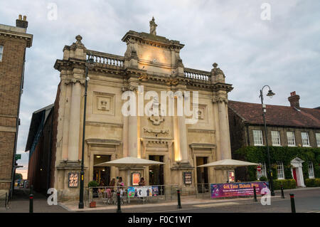 Corn Exchange, 1854, ora un teatro, illuminate al tramonto, Tuesday Market Place, King's Lynn, West Norfolk, Inghilterra, Regno Unito Foto Stock