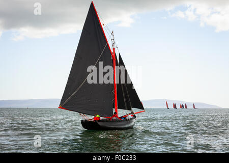 Tradizionali barche di legno Galway Hooker, con il red sail, competere in regata. L'Irlanda. Foto Stock