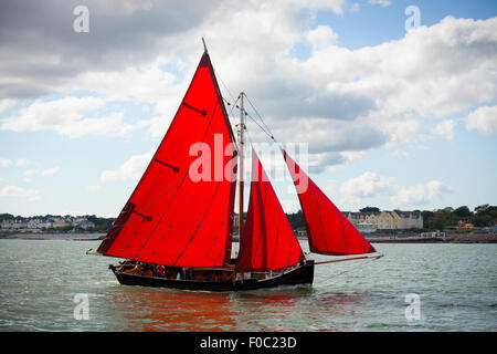 Tradizionali barche di legno Galway Hooker, con il red sail, competere in regata. L'Irlanda. Foto Stock