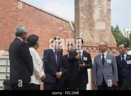 Yukio Hatoyama, Agosto 12, 2015 : Giappone dell ex primo ministro Yukio Hatoyama (3 L) visite il carcere di Seodaemun Storia Hall di Seoul, Corea del Sud. Il carcere di Seodaemun Storia Hall era una prigione dove il Giappone aveva imprigionato il coreano combattenti per l'indipendenza durante il Giappone della dominazione coloniale di Corea da 1910-1945. Credito: Lee Jae-Won/AFLO/Alamy Live News Foto Stock