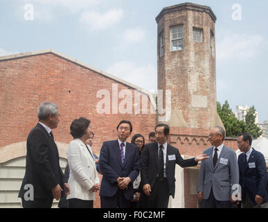 Yukio Hatoyama, Agosto 12, 2015 : Giappone dell ex primo ministro Yukio Hatoyama (3 L) visite il carcere di Seodaemun Storia Hall di Seoul, Corea del Sud. Il carcere di Seodaemun Storia Hall era una prigione dove il Giappone aveva imprigionato il coreano combattenti per l'indipendenza durante il Giappone della dominazione coloniale di Corea da 1910-1945. Credito: Lee Jae-Won/AFLO/Alamy Live News Foto Stock