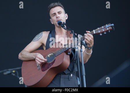 Budapest. 11 Ago, 2015. Asaf Avidan di Israele compie durante il Sziget (ungherese per "isola") Festival sull'Isola di Obuda a Budapest, in Ungheria il 11 agosto, 2015. Il ventitreesimo Sziget Festival che si tiene dal 10 agosto al 17 è uno dei più grandi festival di musica in Europa. Credito: Attila Volgyi/Xinhua/Alamy Live News Foto Stock