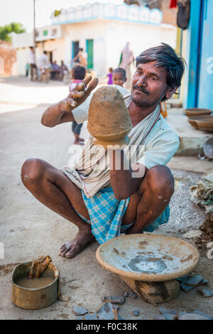 Potter gettando pentole su una primitiva ruota nella parte vecchia di Khajuraho, Madhya Pradesh, India Foto Stock