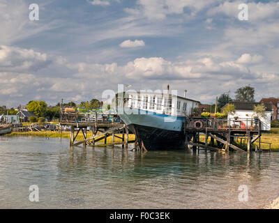 Case galleggianti sul litorale a West Mersea. Mersea Island. Essex. In Inghilterra. Regno Unito. Foto Stock