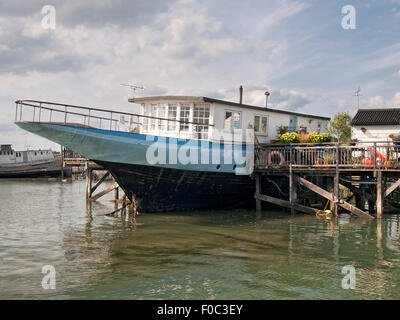 Case galleggianti sul litorale a West Mersea. Mersea Island. Essex. In Inghilterra. Regno Unito. Foto Stock