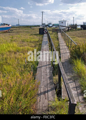 Passerella per la casa galleggiante sul litorale a West Mersea. Mersea Island. Essex. In Inghilterra. Regno Unito. Foto Stock