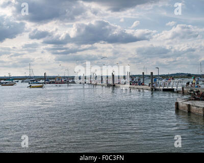 Famiglie con floating quay pontoon per pescato granchi. West Mersea. Mersea Island. Essex. In Inghilterra. Regno Unito. Foto Stock