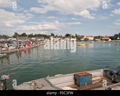 Famiglie con floating quay pontoon per pescato granchi. West Mersea. Mersea Island. Essex. In Inghilterra. Regno Unito. Foto Stock