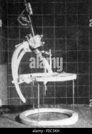 Medicina, chirurgia, cervello e neurochirurgia, dispositivo di puntamento per chirurgia stereotassica, 20 ° secolo, 20 ° secolo, sottoporsi a chirurgia, chirurgia di bisogno, neurochirurgia, dispositivi, chirurgia cerebrale stereotassica, dispositivo di puntamento, strumento, strumenti, oggetto, oggetti, fermi, medicina, farmaci, funzionamento, operazioni, storico, storico, Additional-Rights-Clearences-non disponibile Foto Stock