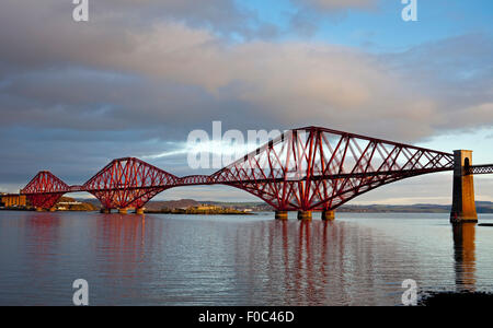 Ponte di Forth Rail South Queensferry scozzese di Edimburgo REGNO UNITO Foto Stock