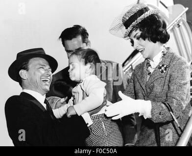 Lollobrigida, Gina, * 4.7.1927, attrice italiana, mezza lunghezza, con Frank Sinatra, marito Milko Skofic, figlio Milko Jr., aeroporto internazionale, Los Angeles, 1959, Foto Stock