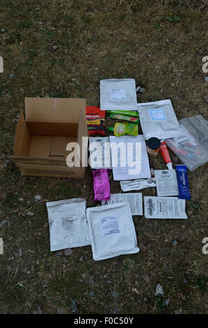 Visualizzazione verticale del contenuto del British Army 24 ora razione pack. Foto Stock