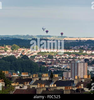 Mongolfiera in ascesa sopra la città di Bristol, parte del trentasettesimo "Bristol Balloon Fiesta Foto Stock