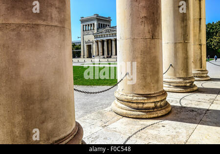 Il re Ludovico di Baviera aveva questa piazza costruita da Leo von Klenze modellato sull'Acropoli di Atene Foto Stock