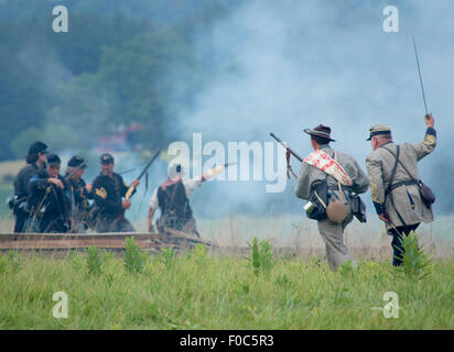 Gettysburg rievocazione storica battaglia, esercito confederato in carica sulla Union Army Foto Stock