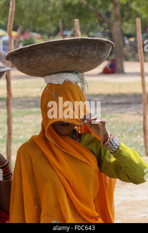 Nuova Delhi - 27 giugno: Sconosciuto le donne indiane in colorati abiti tradizionali che trasportano le cose sulle loro teste a Nuova Delhi, India Foto Stock