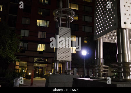 Rettore luogo in Battery Park City di notte con una scultura denominata " Rettore Gate' da R. M. Fischer. Foto Stock