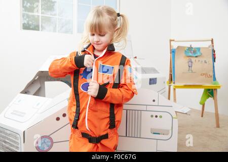 Ragazza giovane giocare vestire, indossando astronauta outfit Foto Stock