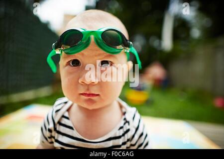 Close up ritratto di bambino guardando la telecamera indossando occhiali da nuoto Foto Stock