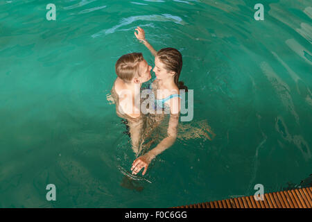 Angolo di Alta Vista della coppia appassionata in piscina Foto Stock