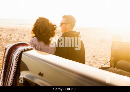 Coppia sulla spiaggia, Malibu, California, Stati Uniti d'America Foto Stock