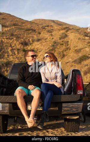 Coppia sulla spiaggia, Malibu, California, Stati Uniti d'America Foto Stock