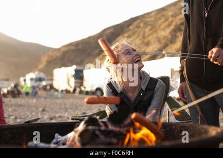 Coppia sulla spiaggia, Malibu, California, Stati Uniti d'America Foto Stock