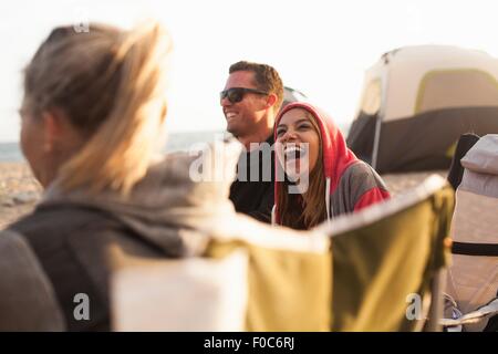 Gruppo di amici camping sulla spiaggia Foto Stock