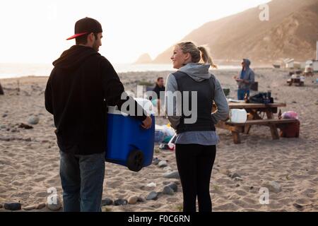 Gruppo di amici camping sulla spiaggia, Malibu, California, Stati Uniti d'America Foto Stock