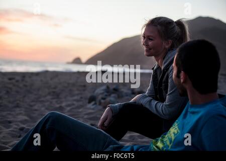 Coppia sulla spiaggia, Malibu, California, Stati Uniti d'America Foto Stock