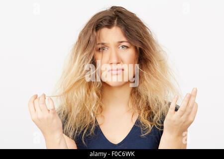Giovane donna con danneggiati capelli tinti Foto Stock