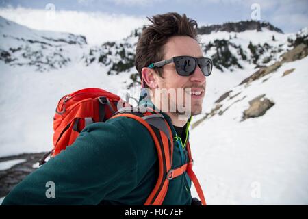 Close up di sorridere giovane maschio sciatore, il Monte Baker, Washington, Stati Uniti d'America Foto Stock