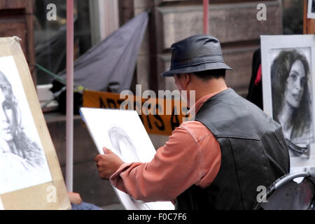 Edinburgh, Regno Unito. 11 Ago, 2015. Un artista disegno ritratti durante il credito: Malgorzata Larys/Alamy Live News Foto Stock