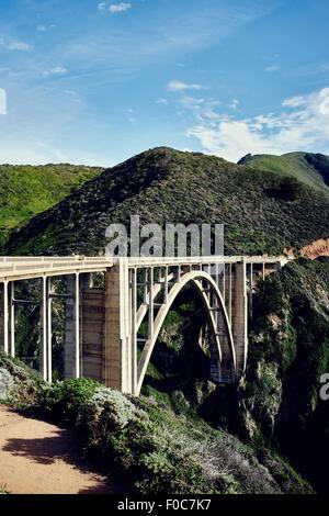 Vista del ponte Bexby sull'autostrada 1, Big Sur, CALIFORNIA, STATI UNITI D'AMERICA Foto Stock