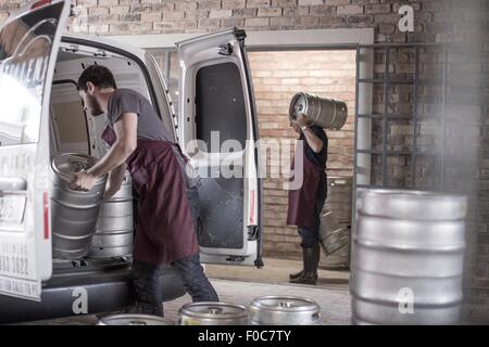 Produttori di birra in fusti di caricamento nel retro del furgone Foto Stock