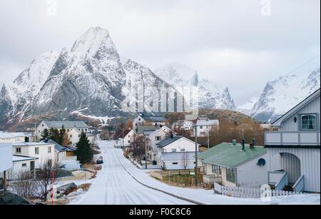 Coperta di neve road, Reine, Lofoten, Norvegia Foto Stock