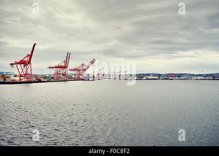 Vista del fiume e Harbour Island gru, Seattle, nello Stato di Washington, USA Foto Stock